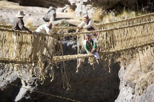 hanging_bridge_made_of_grass_07.jpg hanging_bridge_made_of_grass_07.jpg